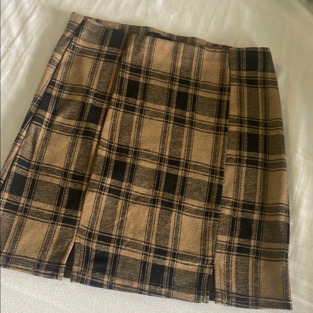 Plaid Tan Skirt 🖤🖤 - Picture 2 of 4